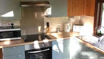 Chalet, 2 Bedrooms | Private kitchen | Fridge, microwave, oven, electric kettle