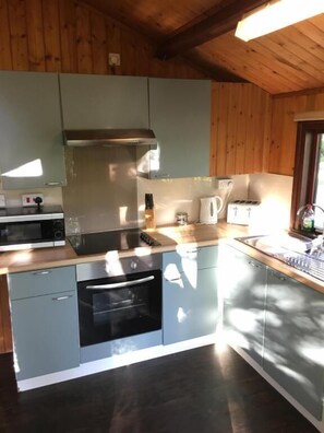 Nhà gỗ, 2 phòng ngủ | Bếp riêng | Tủ lạnh, lò vi sóng, lò nướng, ấm điện 