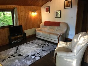 Nhà gỗ, 2 phòng ngủ | Khu phòng khách | TV màn hình phẳng 