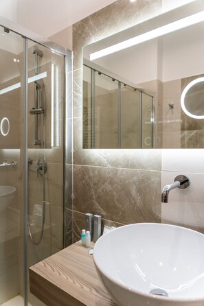 Shower, rainfall showerhead, free toiletries, hair dryer - Hotel Victoria (Cuneo)