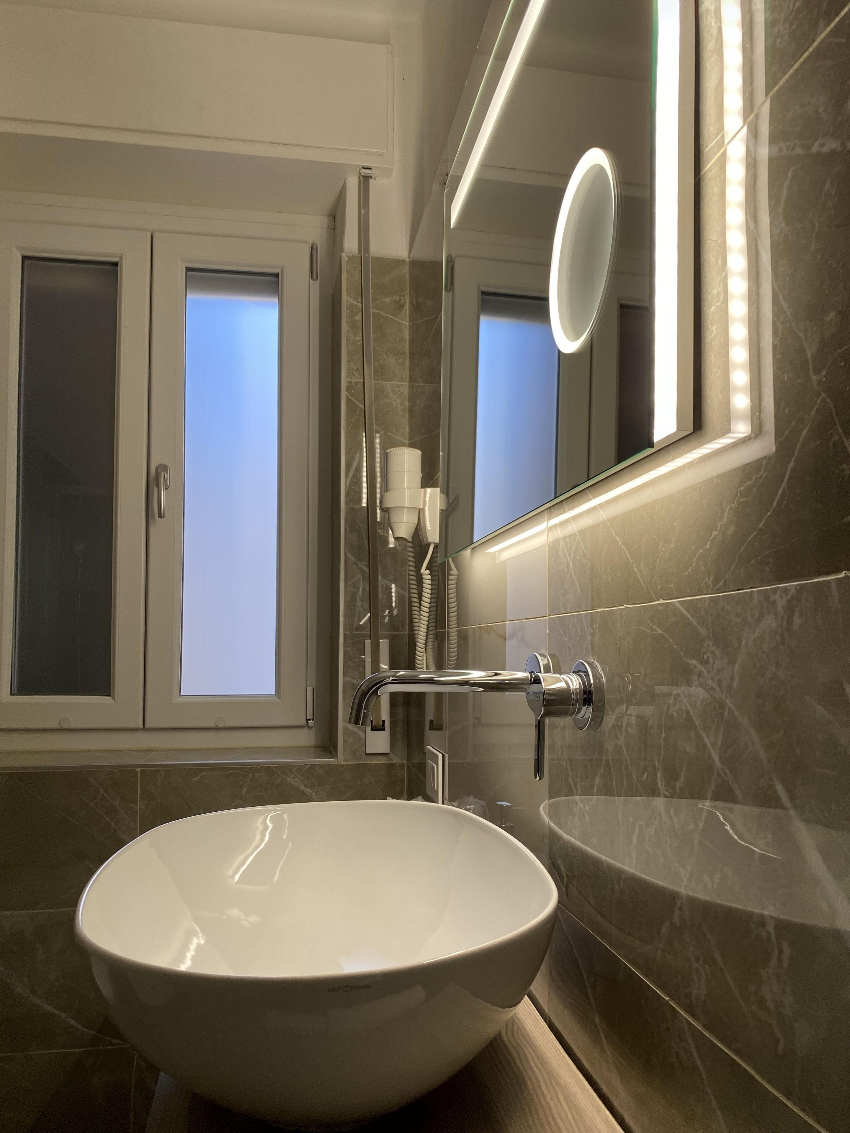 shower, rainfall showerhead, free toiletries, hair dryer