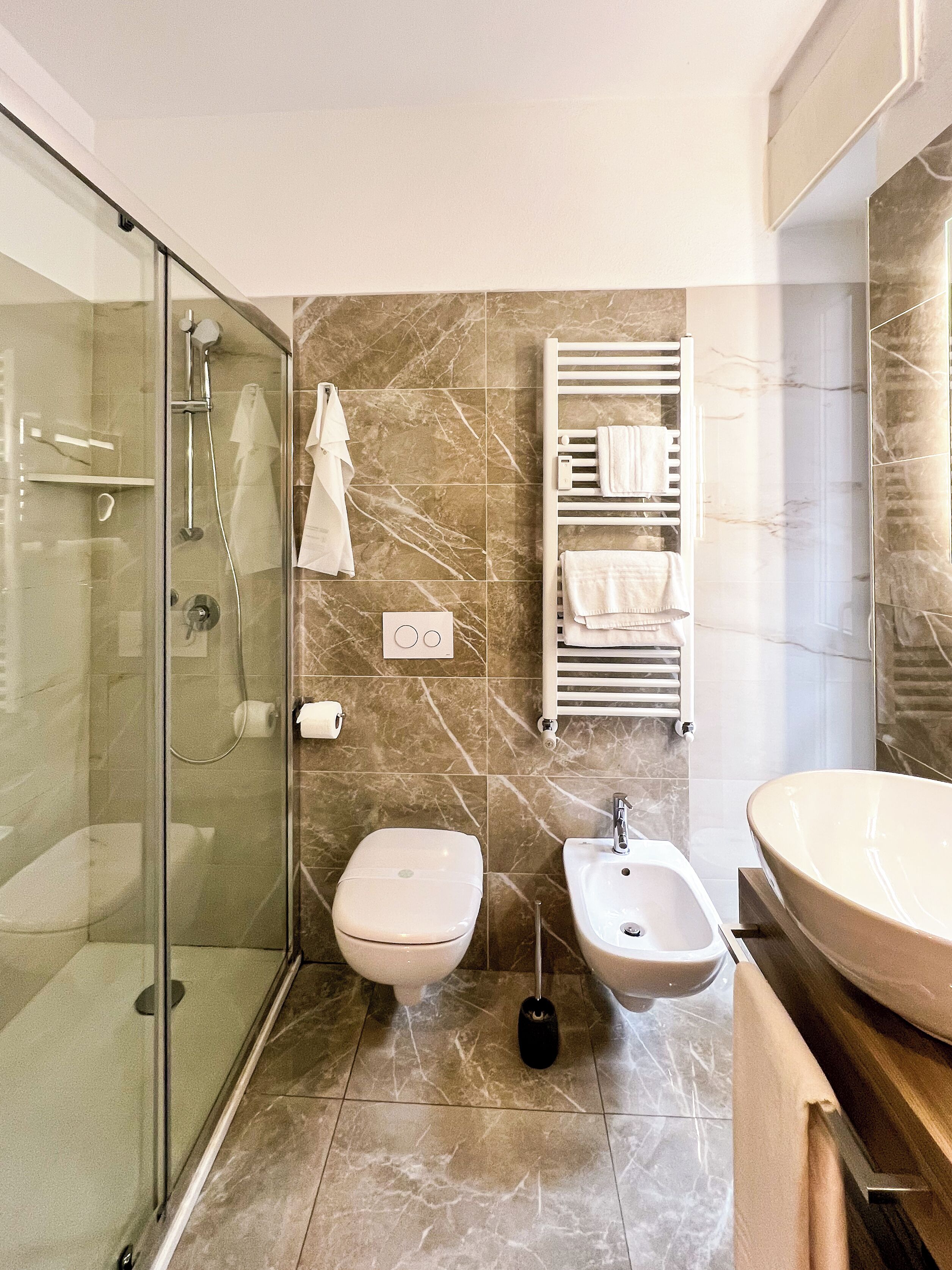 shower, rainfall showerhead, free toiletries, hair dryer