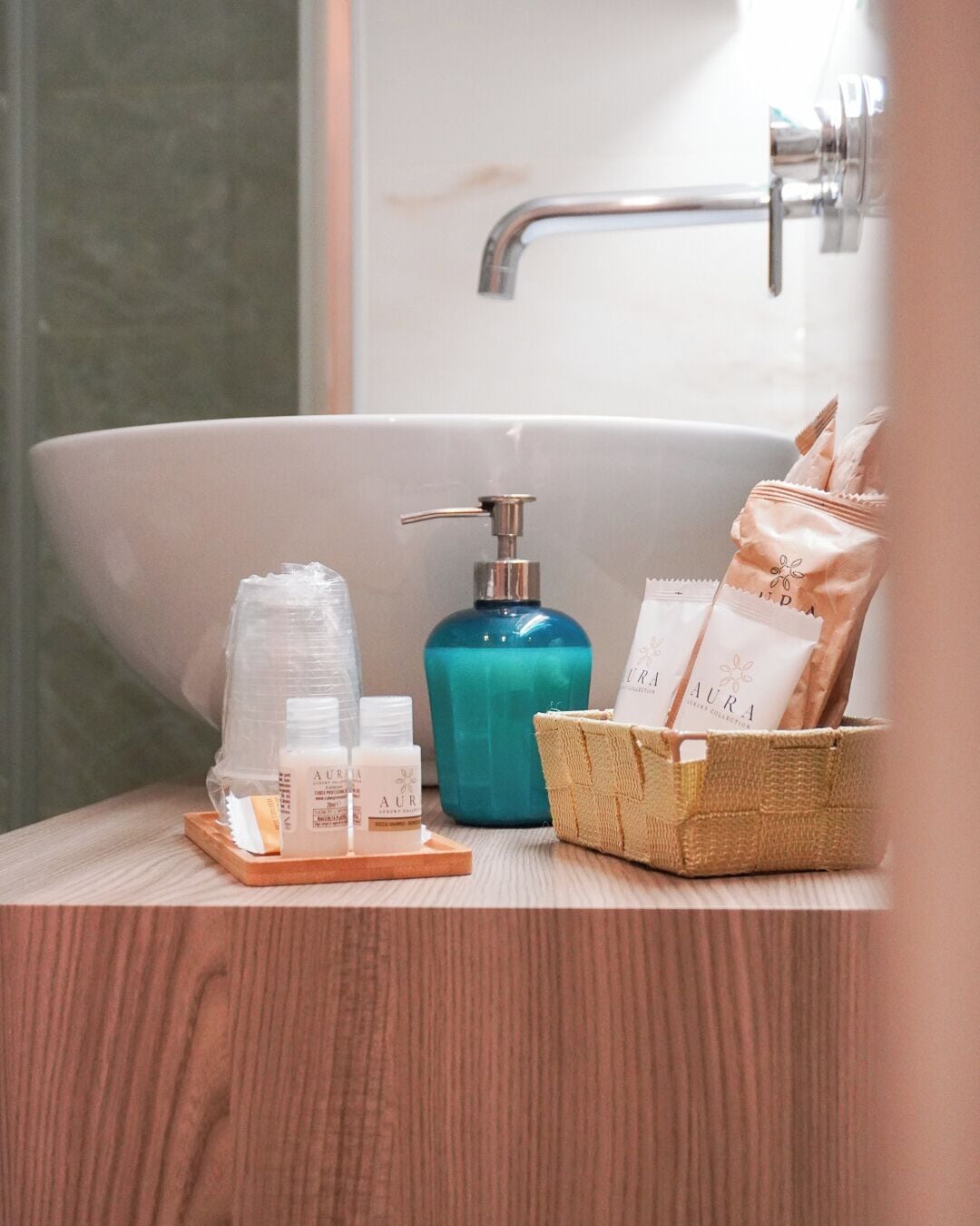 Une salle de bain avec une baignoire, un distributeur de savon et des articles de toilette rangés dans un panier.