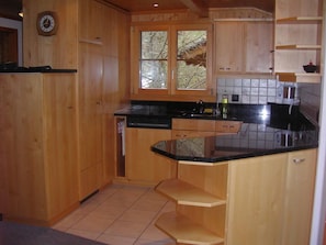 Réfrigérateur, micro-ondes, plaque de cuisson, lave-vaisselle