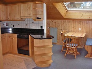 Réfrigérateur, micro-ondes, plaque de cuisson, lave-vaisselle