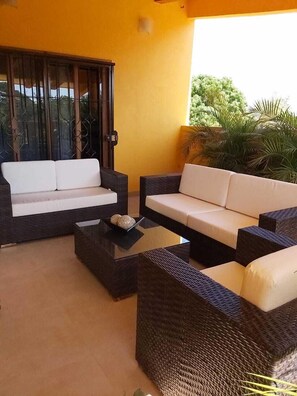 Terrace/patio - PAROTA HOUSE CLIMATE AND POOL. (Puerto Escondido)