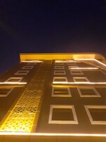 Fachada de la propiedad por la tarde o noche