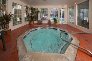 Utendørsbasseng og et oppvarmet basseng