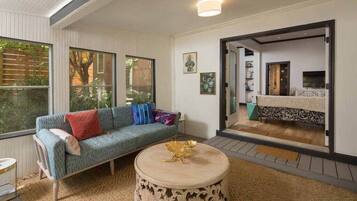 TV, livros, escritórios