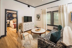 2 bedrooms, desk, iron/ironing board, WiFi