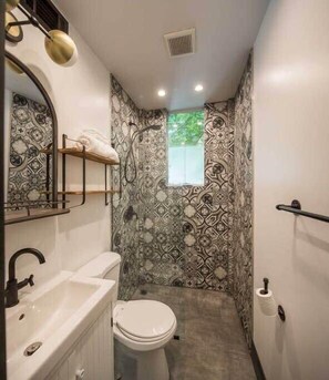 Baignoire, sèche-cheveux, serviettes fournies