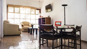 Habitación familiar | Área de sala de estar | Televisión de 21 pulgadas con canales vía satélite