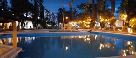 Hồ bơi ngoài trời