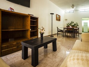 家庭客房 | 起居區 | 21-吋電視，提供衛星頻道