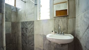 Habitación familiar | Lavabo en el baño