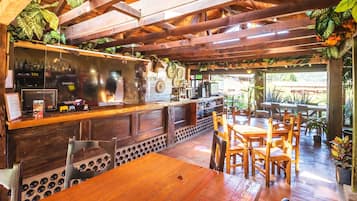 Breakfast and lunch served