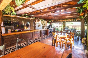 Serveert ontbijt en lunch