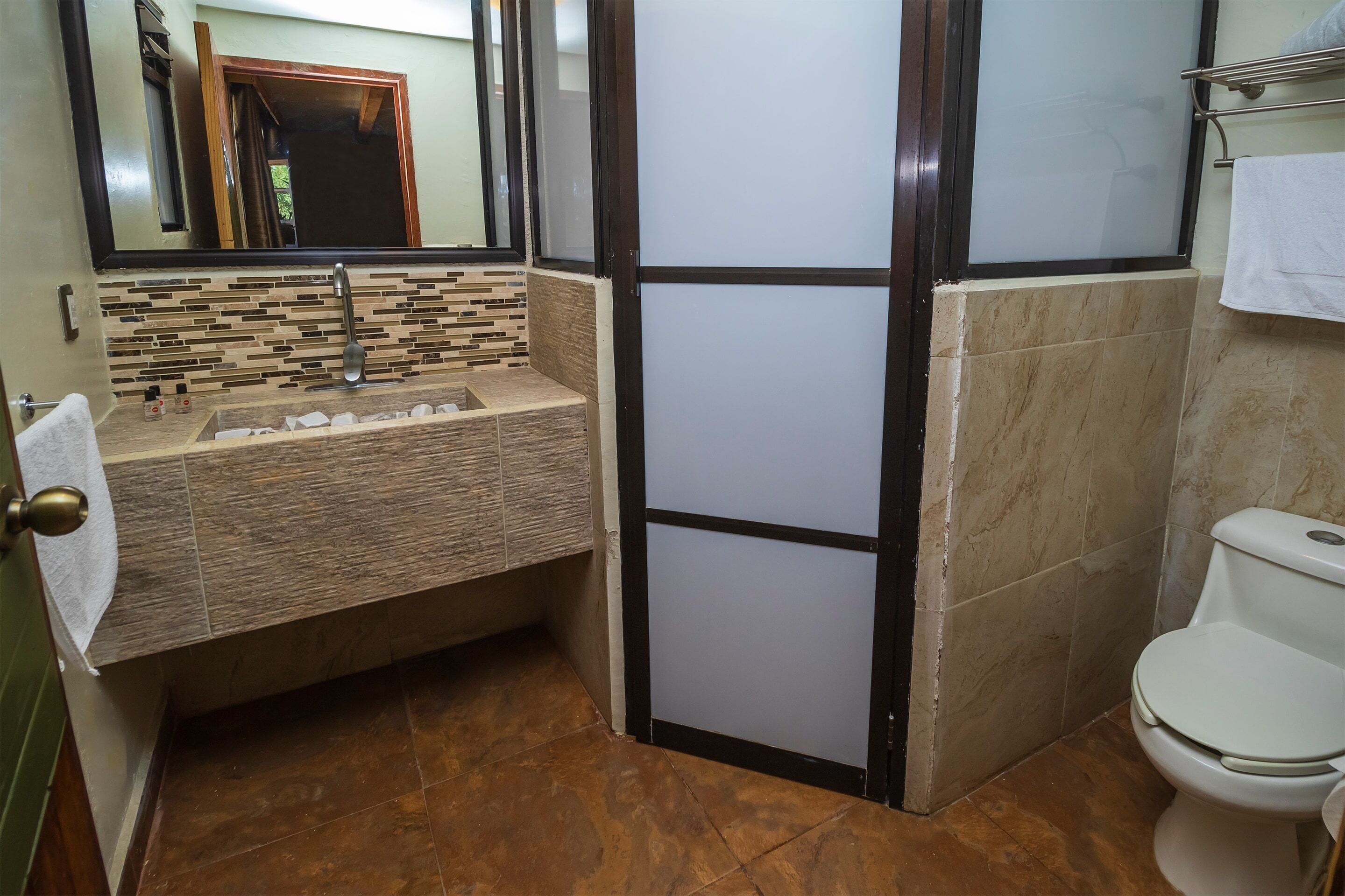 deluxe double room | bathroom | shower, towels, soap, shampoo