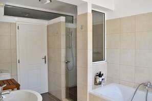 Baignoire, sèche-cheveux, serviettes fournies, savon