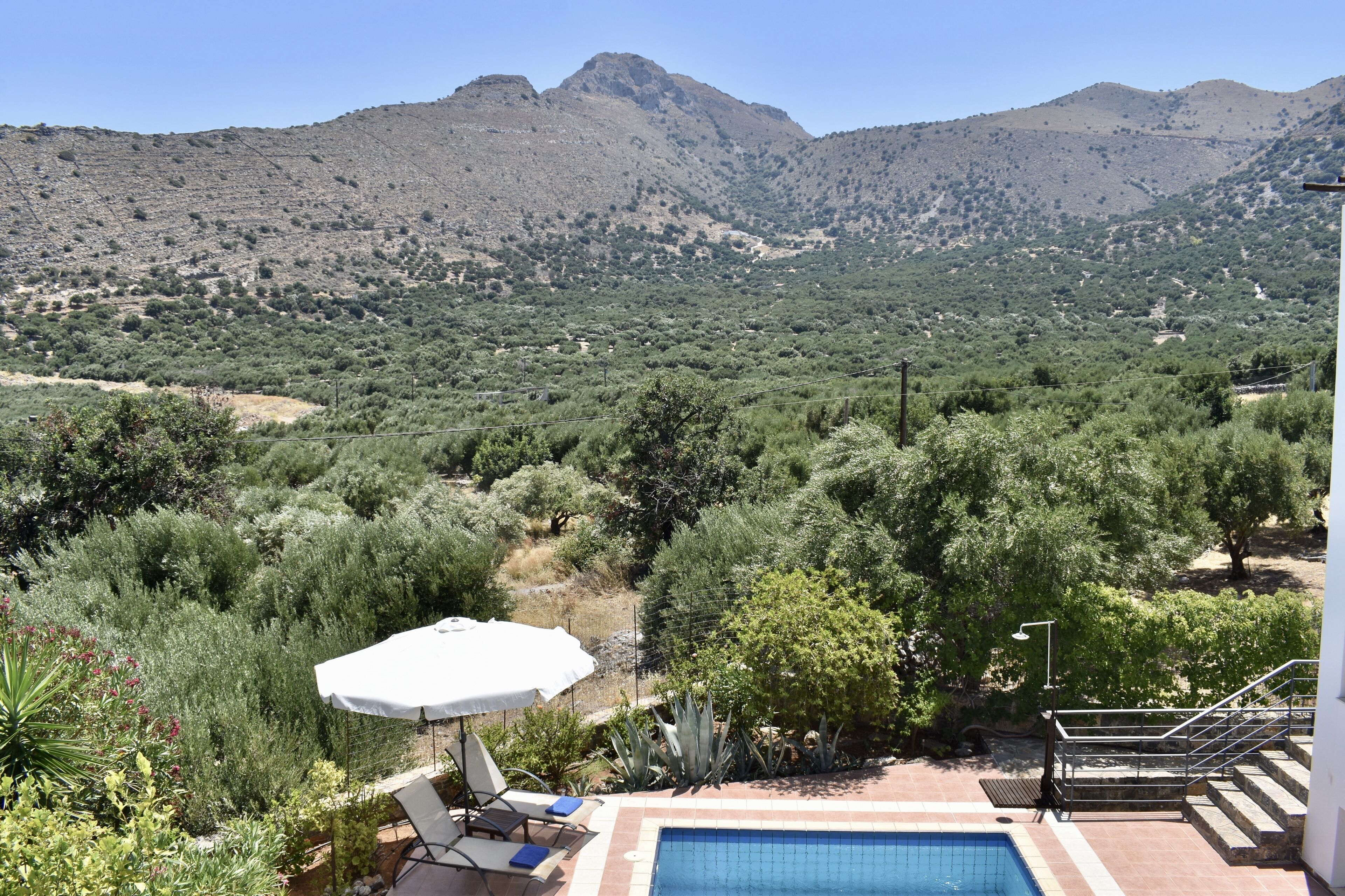 Piscine extérieure, chaises longues