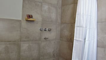 Standard Twin Room | Bathroom | Shower, bidet, towels, toilet paper