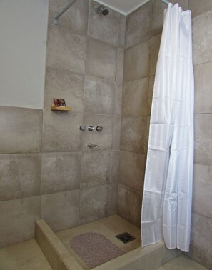 Standard Twin Room | Bathroom | Shower, bidet, towels, toilet paper - Huella Andina (San Carlos de Bariloche)