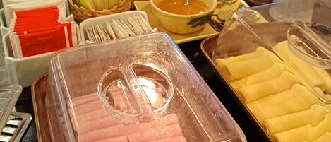Un bufé con diferentes alimentos y salsas.