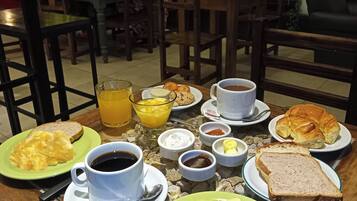 Desayuno bufé gratuito y diario