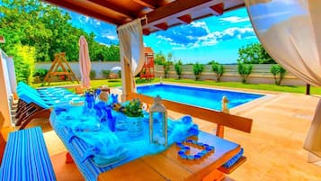 Una piscina al aire libre