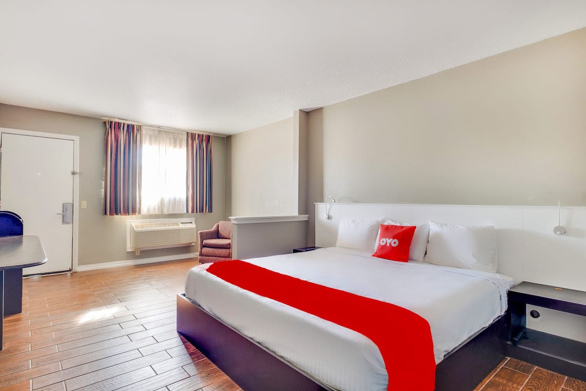 Escritorio, wifi gratis, ropa de cama