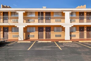 Free self parking - OYO Hotel Elk City OK Route 66 (Elk City)