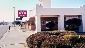 A hotel named OYO with a sign, a parking lot, and a sidewalk. - OYO Hotel Elk City OK Route 66 (Elk City)