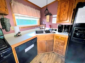 Fridge, microwave, oven, stovetop - Arbor Lake Getaway, just minutes from Wisconsin Dells (Lyndon Station)