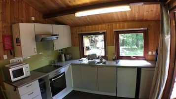 Chalet, 2 Bedrooms | Private kitchen | Fridge, microwave, oven, electric kettle