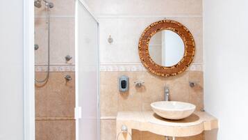 Kamar Quadruple Standar | Kamar mandi | Shower, handuk, dan sabun
