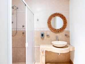Standard Quadruple Room | Bathroom | Shower, towels, soap - Capital O Hotel San Jose, San Luis PotosÃ­ (San Luis Potosi)