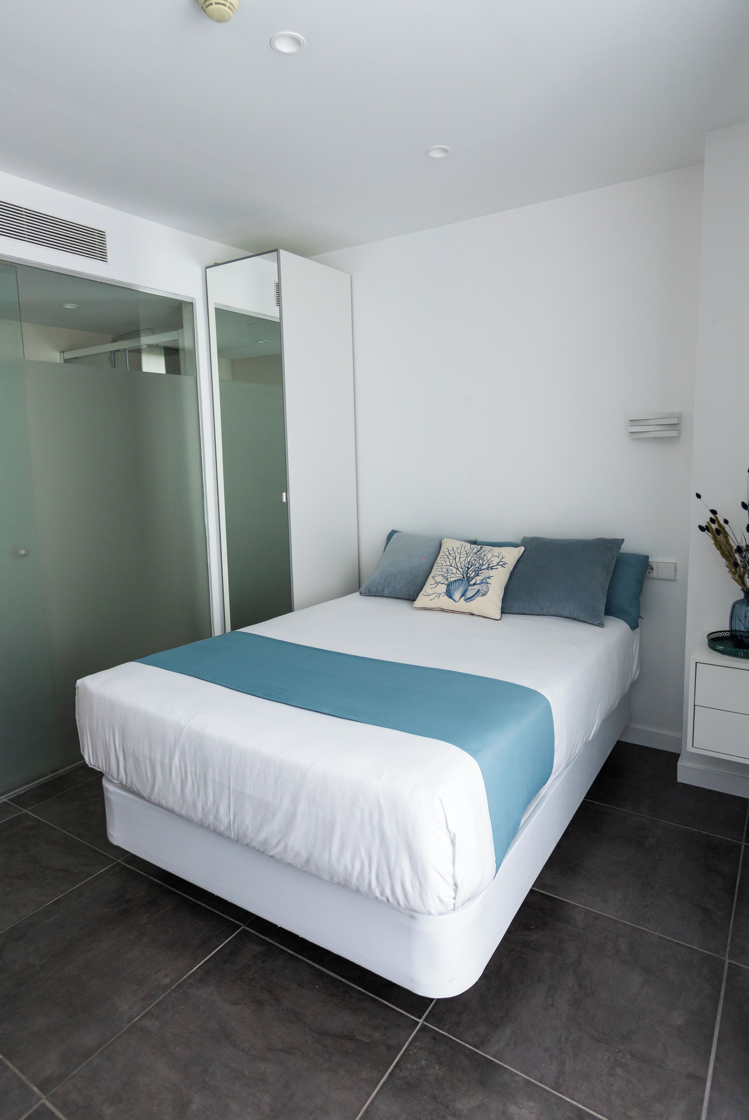 Minibar, caja de seguridad en la habitación y decoración personalizada 