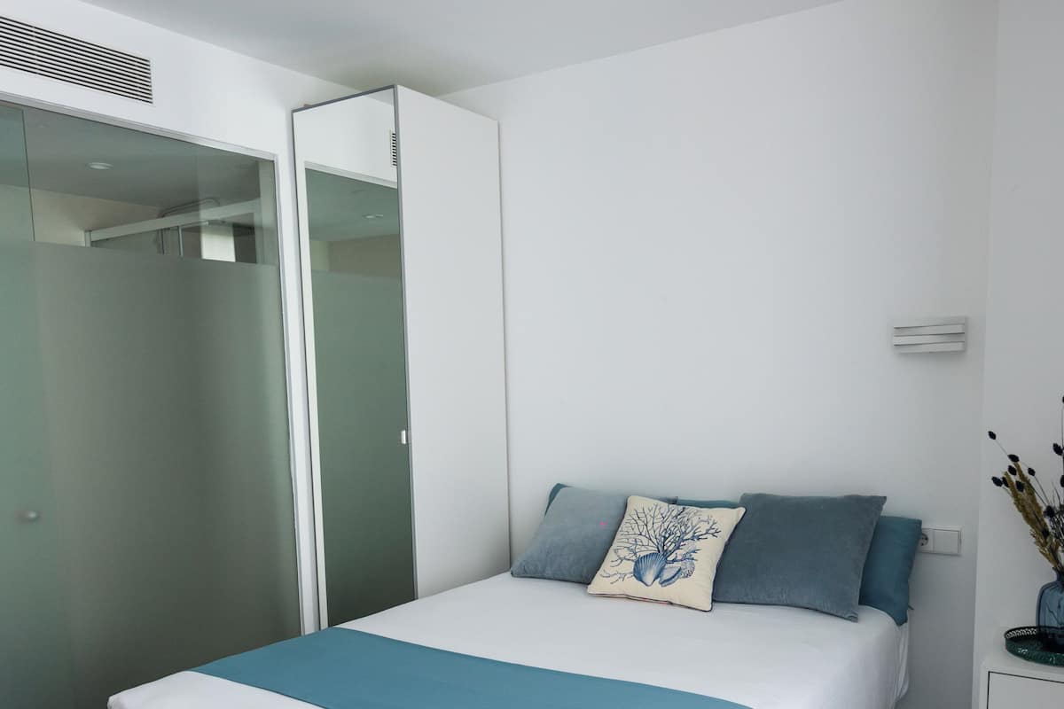 Single Room | 1 bedroom, minibar, in-room safe, individually decorated