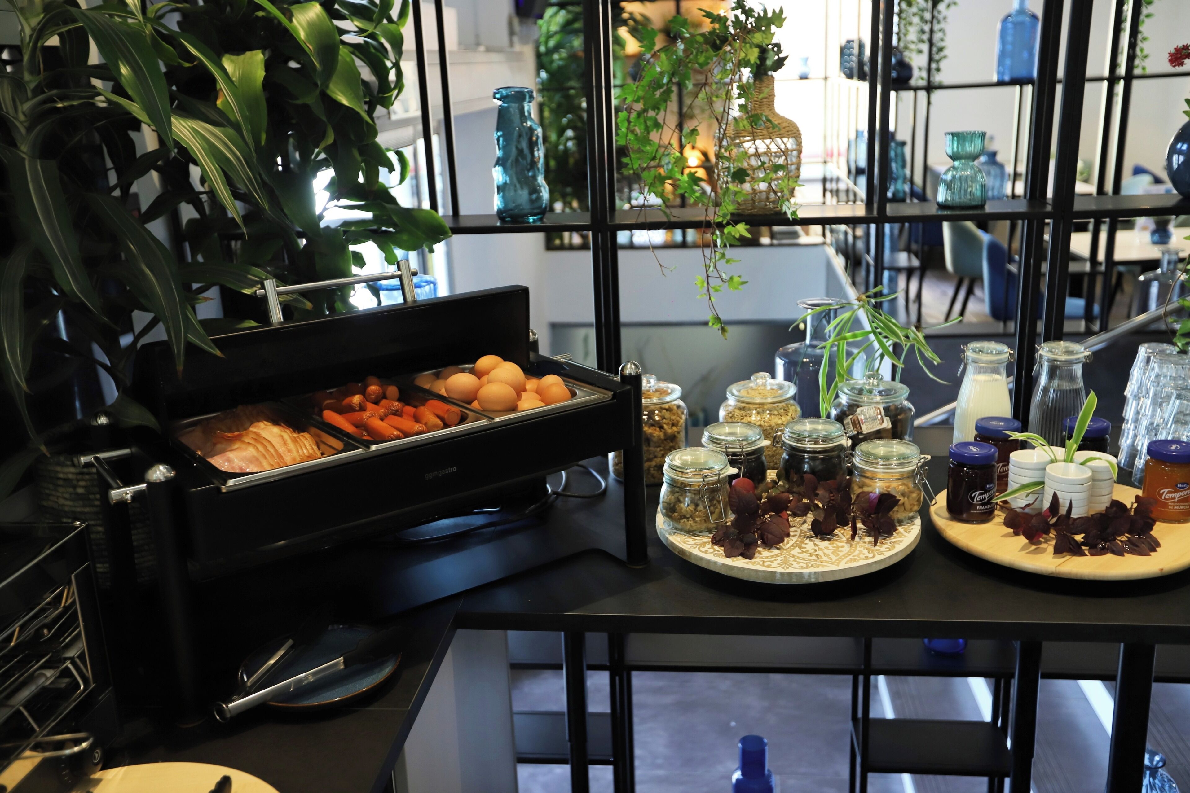 Café da manhã com buffet todos os dias (EUR 12 por pessoa) 