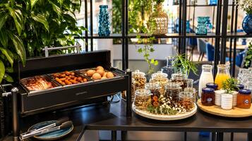 Ein reichhaltiges Buffet mit verschiedenen Speisen und Beilagen.