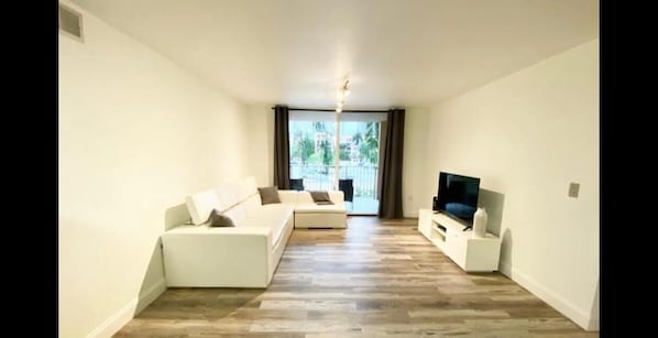 Living area - Yacht Club Aventura, Modern 2 bedroom/bathroom Condo (Aventura)