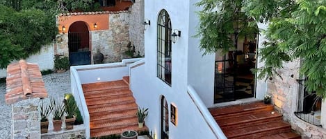 Vista frontal de la propiedad