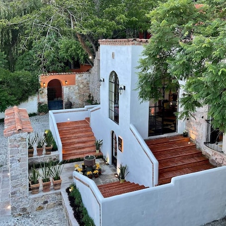 Front of property. Real de Piedra