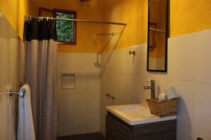 Shower, hair dryer, bathrobes, towels - Real de Piedra (Penjamo)
