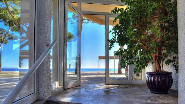 Entrada de hotel con vista a la playa y al mar.
