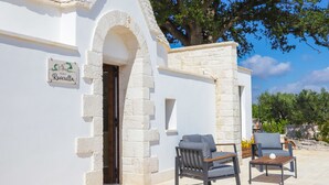 A white building with a sign reading "TRULO Riviera". - TD Trullo Roverella Charming Trullo with Pool (Castellana Grotte)