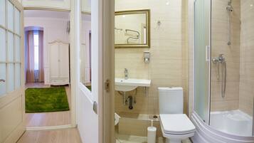 Appartement Deluxe | Salle de bain | Baignoire et douche séparées, baignoire relaxante profonde