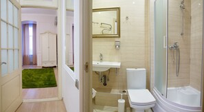 Deluxe Apartment | Bathroom