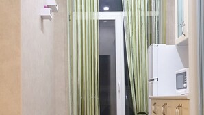Ropa de cama de alta calidad y caja de seguridad en la habitación 
