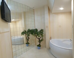 Luxury-Doppelzimmer, Balkon | Badezimmer | Badewanne und Dusche (separat), Komfortbadewanne